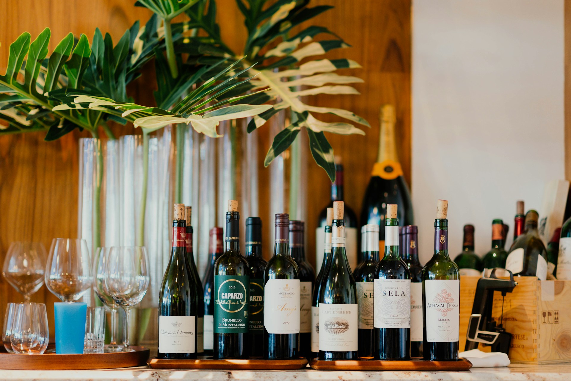 Selección de botellas de vino en la barra del restaurante